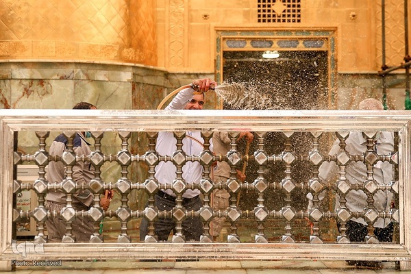 شست و شوی صحن و سرای حرم حضرت علی(ع) از گرد و غبار طوفان شن