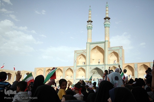 اجرای سرود «سلام فرمانده» در میدان تاریخی امیرچقماق یزد