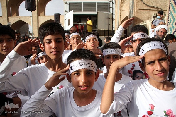 اجرای سرود «سلام فرمانده» در میدان تاریخی امیرچقماق یزد