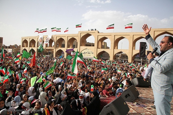 اجرای سرود «سلام فرمانده» در میدان تاریخی امیرچقماق یزد