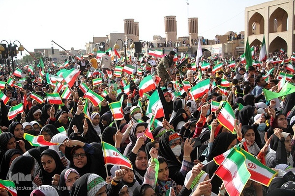 اجرای سرود «سلام فرمانده» در میدان تاریخی امیرچقماق یزد