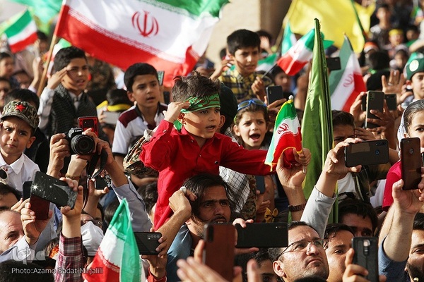 اجرای سرود «سلام فرمانده» در میدان تاریخی امیرچقماق یزد