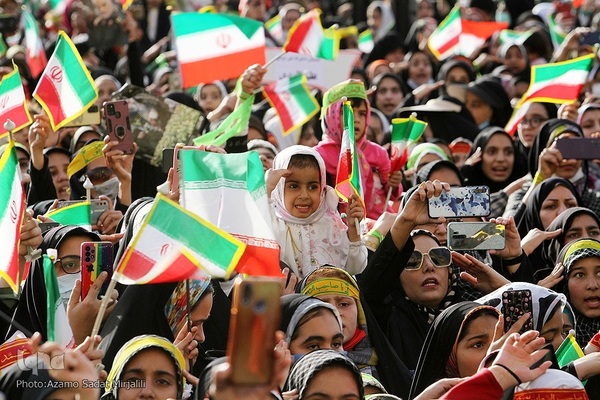 اجرای سرود «سلام فرمانده» در میدان تاریخی امیرچقماق یزد