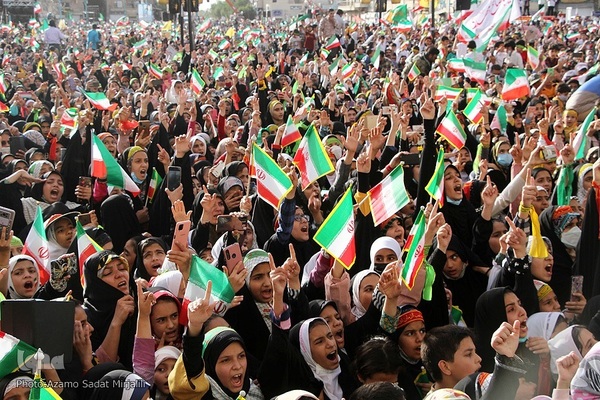 اجرای سرود «سلام فرمانده» در میدان تاریخی امیرچقماق یزد