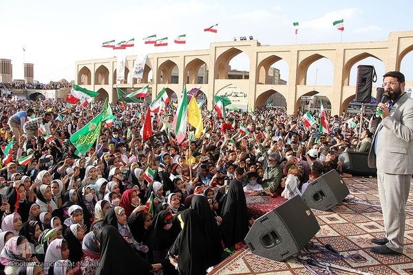 اجرای سرود «سلام فرمانده» در میدان تاریخی امیرچقماق یزد