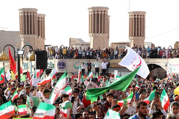 اجرای سرود «سلام فرمانده» در میدان تاریخی امیرچقماق یزد