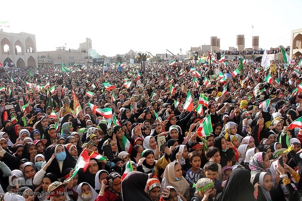 اجرای سرود «سلام فرمانده» در میدان تاریخی امیرچقماق یزد