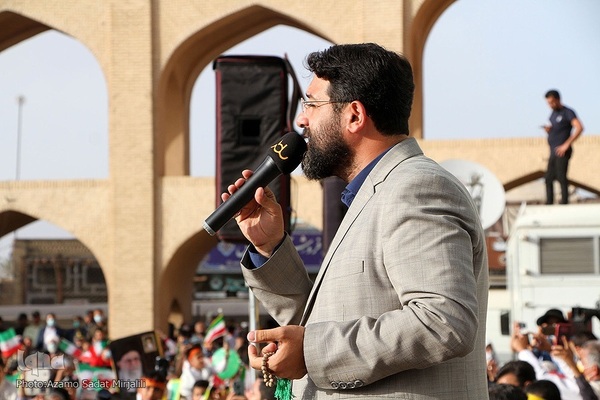 اجرای سرود «سلام فرمانده» در میدان تاریخی امیرچقماق یزد