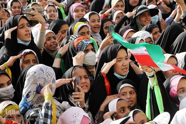 اجرای سرود «سلام فرمانده» در میدان تاریخی امیرچقماق یزد