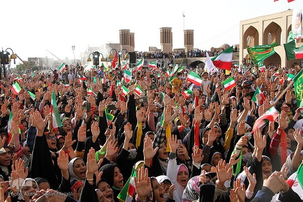 اجرای سرود «سلام فرمانده» در میدان تاریخی امیرچقماق یزد