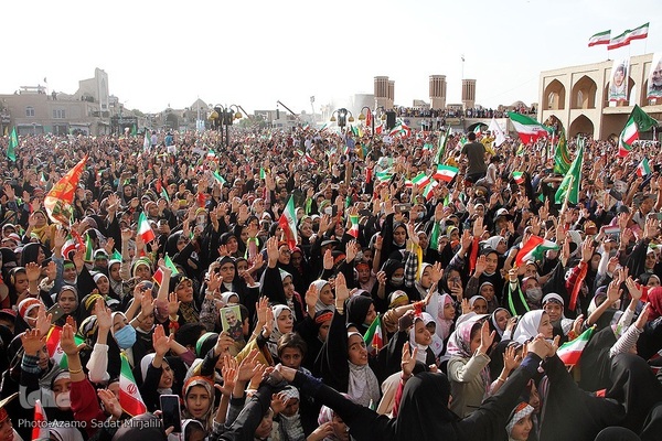 اجرای سرود «سلام فرمانده» در میدان تاریخی امیرچقماق یزد