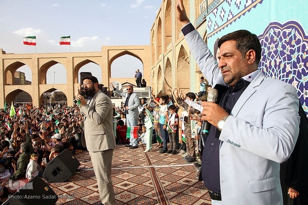 اجرای سرود «سلام فرمانده» در میدان تاریخی امیرچقماق یزد