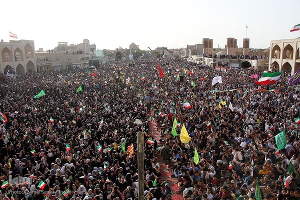 اجرای سرود «سلام فرمانده» در میدان تاریخی امیرچقماق یزد