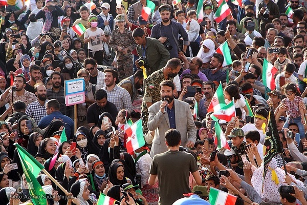 اجرای سرود «سلام فرمانده» در میدان تاریخی امیرچقماق یزد