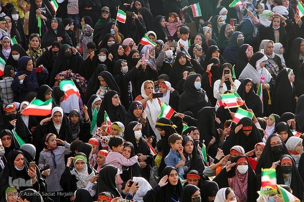 اجرای سرود «سلام فرمانده» در میدان تاریخی امیرچقماق یزد