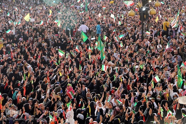 اجرای سرود «سلام فرمانده» در میدان تاریخی امیرچقماق یزد