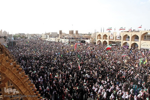 اجرای سرود «سلام فرمانده» در میدان تاریخی امیرچقماق یزد