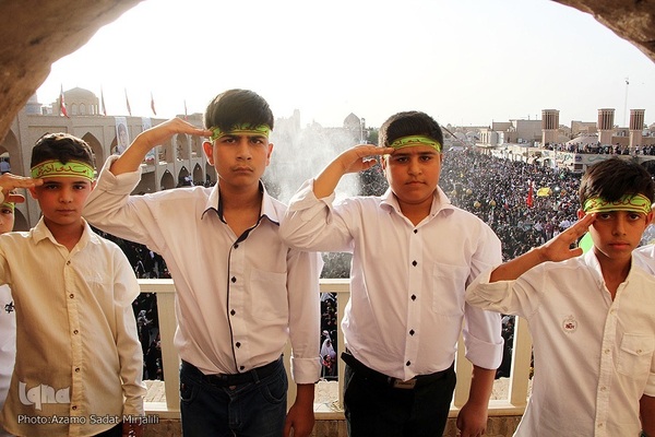 اجرای سرود «سلام فرمانده» در میدان تاریخی امیرچقماق یزد