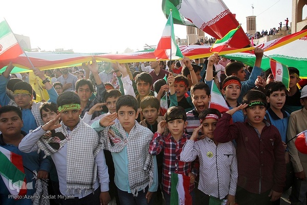 اجرای سرود «سلام فرمانده» در میدان تاریخی امیرچقماق یزد