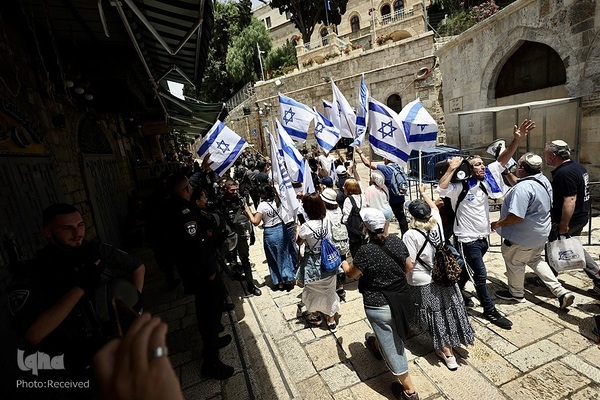 اهتزاز پرچم فلسطین در راهپیمایی روز پرچم شهرک نشینان صهیونیست در بیت المقدس