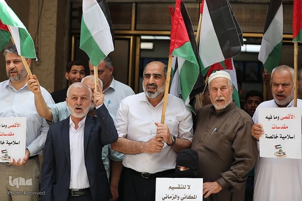 اهتزاز پرچم فلسطین در راهپیمایی روز پرچم شهرک نشینان صهیونیست در بیت المقدس