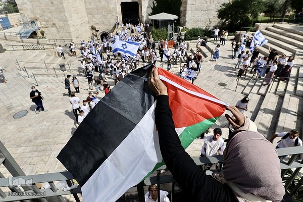 اهتزاز پرچم فلسطین در راهپیمایی روز پرچم شهرک نشینان صهیونیست در بیت المقدس