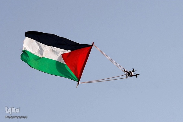 اهتزاز پرچم فلسطین در راهپیمایی روز پرچم شهرک نشینان صهیونیست در بیت المقدس