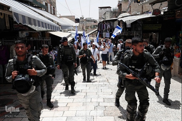 اهتزاز پرچم فلسطین در راهپیمایی روز پرچم شهرک نشینان صهیونیست در بیت المقدس