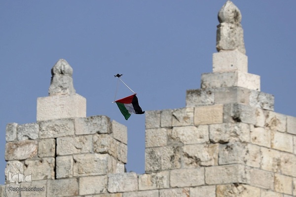 اهتزاز پرچم فلسطین در راهپیمایی روز پرچم شهرک نشینان صهیونیست در بیت المقدس