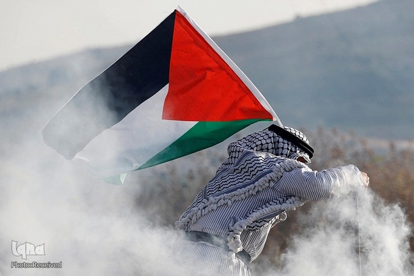 اهتزاز پرچم فلسطین در راهپیمایی روز پرچم شهرک نشینان صهیونیست در بیت المقدس