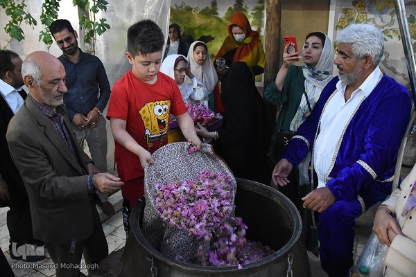 جشنواره گل محمدی در خانه تاریخی پورحسینی‌های شهر سمنان