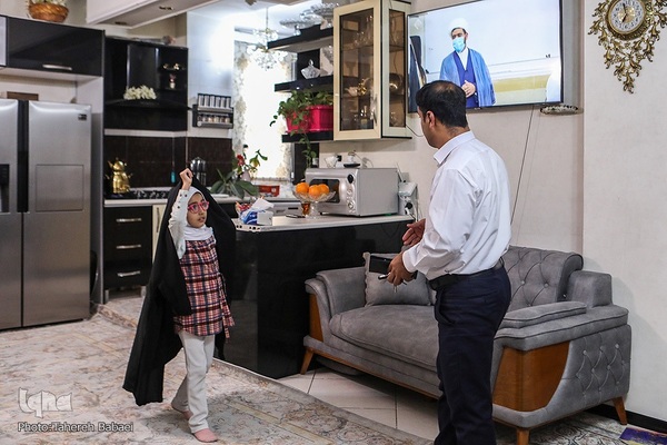 زینب برای گردش، آماده می‌شود.