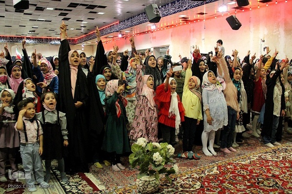 اجتماع عظیم دخترانه «من دختر قاسم سلیمانی هستم» در گلزار شهدای مزار پایین زنجان