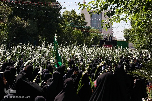 مراسم گلباران حرم مطهر رضوی در سالروز ولادت حضرت معصومه(س)