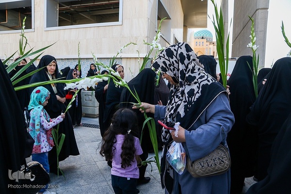 مراسم گلباران حرم مطهر رضوی در سالروز ولادت حضرت معصومه(س)