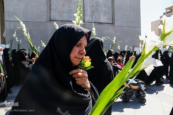 مراسم گلباران حرم مطهر رضوی در سالروز ولادت حضرت معصومه(س)