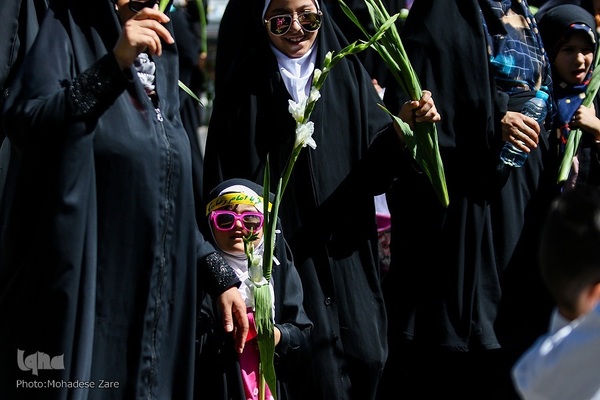 مراسم گلباران حرم مطهر رضوی در سالروز ولادت حضرت معصومه(س)