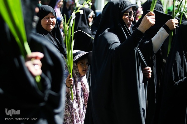 مراسم گلباران حرم مطهر رضوی در سالروز ولادت حضرت معصومه(س)