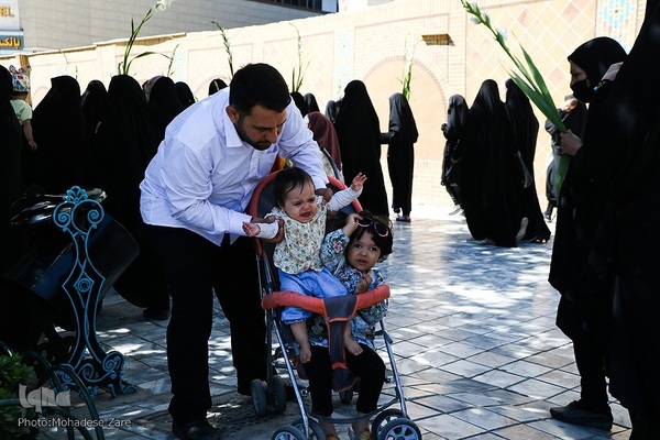 مراسم گلباران حرم مطهر رضوی در سالروز ولادت حضرت معصومه(س)