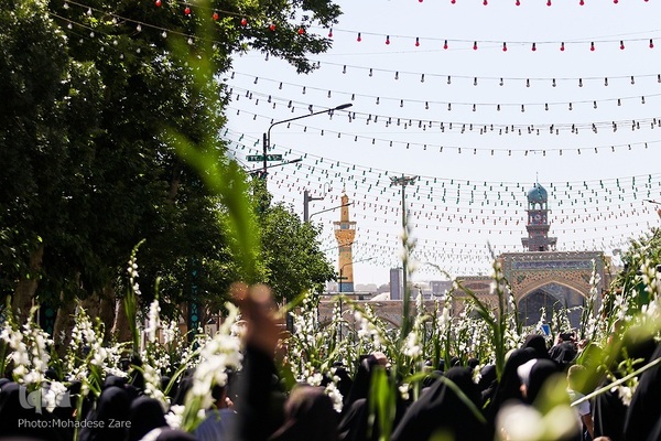 مراسم گلباران حرم مطهر رضوی در سالروز ولادت حضرت معصومه(س)