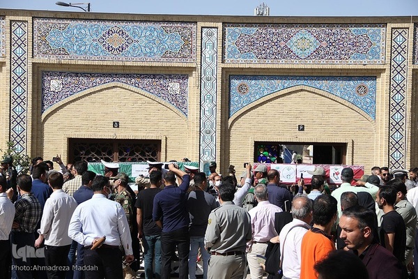 وداع شیرازی ها با محیط بانان شهید در حرم شاهچراغ(ع)‎‎