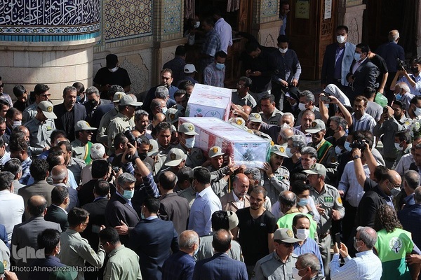وداع شیرازی ها با محیط بانان شهید در حرم شاهچراغ(ع)‎‎