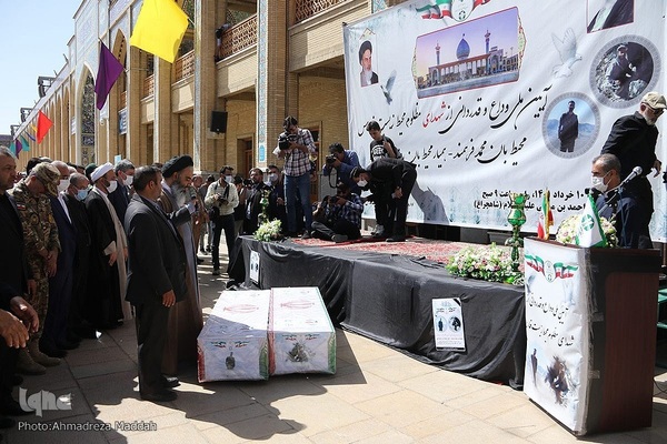 وداع شیرازی ها با محیط بانان شهید در حرم شاهچراغ(ع)‎‎