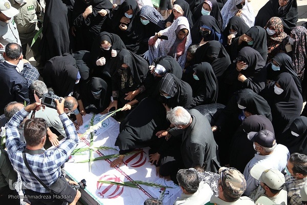 وداع شیرازی ها با محیط بانان شهید در حرم شاهچراغ(ع)‎‎