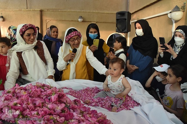 آیین گل‌غلتان نوزادان در خانه تاریخی پورحسینی های شهرستان سمنان