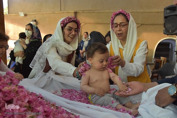 آیین گل‌غلتان نوزادان در خانه تاریخی پورحسینی های شهرستان سمنان
