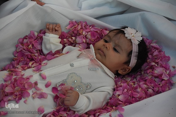 آیین گل‌غلتان نوزادان در خانه تاریخی پورحسینی های شهرستان سمنان