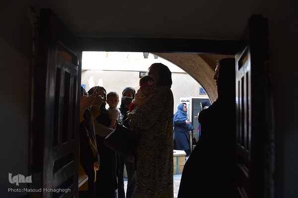 آیین گل‌غلتان نوزادان در خانه تاریخی پورحسینی های شهرستان سمنان