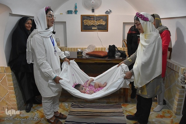 آیین گل‌غلتان نوزادان در خانه تاریخی پورحسینی های شهرستان سمنان