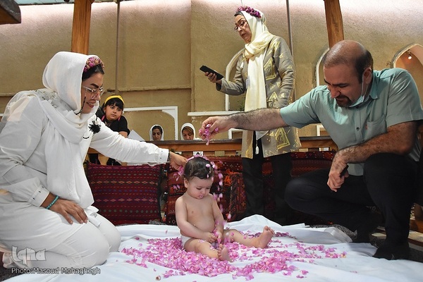 آیین گل‌غلتان نوزادان در خانه تاریخی پورحسینی های شهرستان سمنان